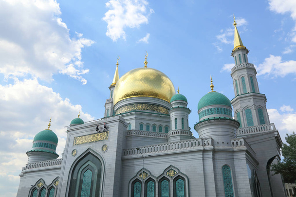 MOSCOW, RUSSIA - MAY 13, 2018: The newly built Cathedral Mosque which was built on the site of older, smaller mosque at Olimpiysky Avenue in Moscow, Russia. The largest and highest in Europe Muslim mosque. - Fotografie, Obrázek