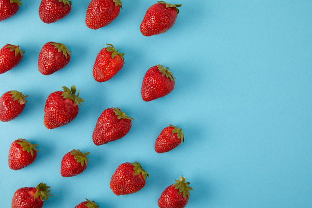 vue de dessus des fraises fraîches disposées isolées sur bleu
 - Photo, image