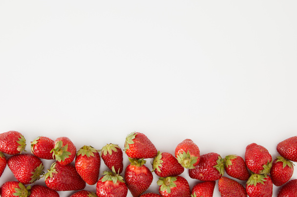 vue de dessus des fraises fraîches disposées isolées sur blanc
  - Photo, image