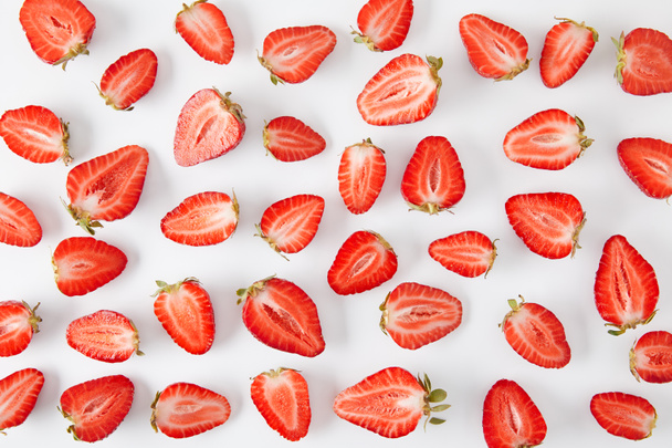 vue de dessus des morceaux de fraises fraîches disposées isolées sur blanc
 - Photo, image