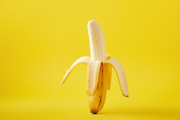 close up view of ripe banana isolated on yellow - Foto, Bild