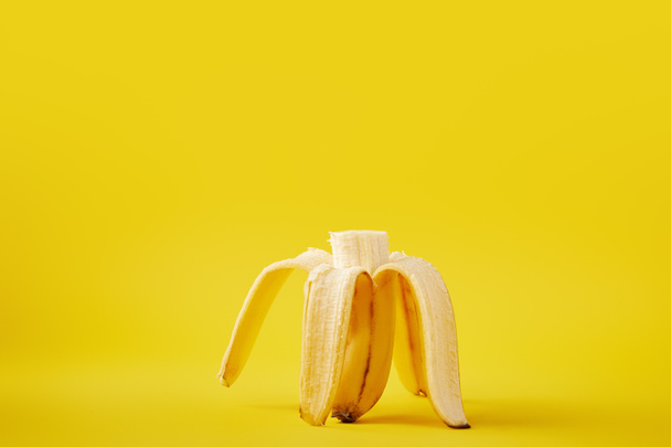 close up view of ripe cut banana isolated on yellow - Foto, Bild