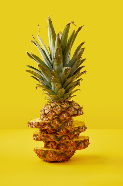 Nahaufnahme der geschnittenen Ananas exotische Früchte auf gelbem Hintergrund - Foto, Bild