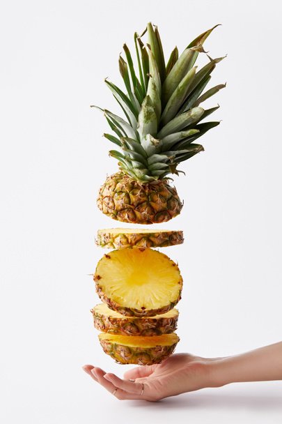 vista parziale di mano femminile e ananas tagliato fresco isolato su bianco
  - Foto, immagini