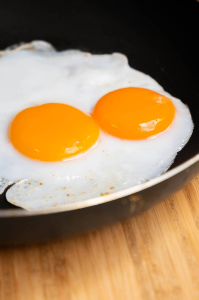 Huevos fritos en sartén delicioso desayuno fácil y saludable en la mesa
 - Foto, imagen
