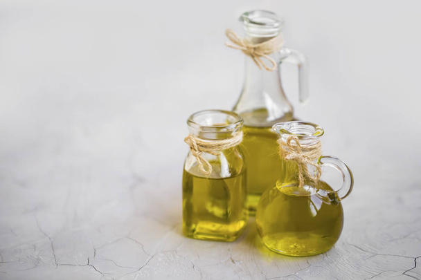 Oliwa z oliwek butelek, butelki ekologicznej oliwy z oliwek greckich lub włoski  - Zdjęcie, obraz