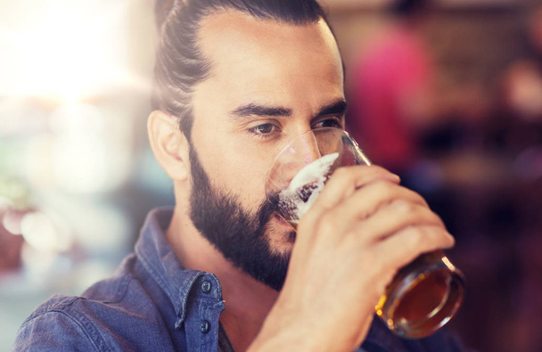 happy man drinking beer at bar or pub - Fotografie, Obrázek