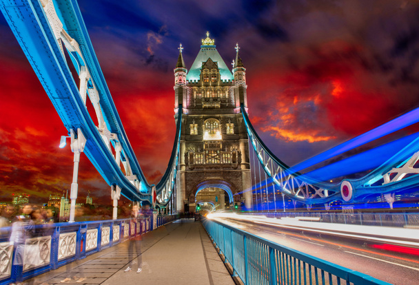 Burza nad mostu tower bridge nocą - Londyn - Zdjęcie, obraz