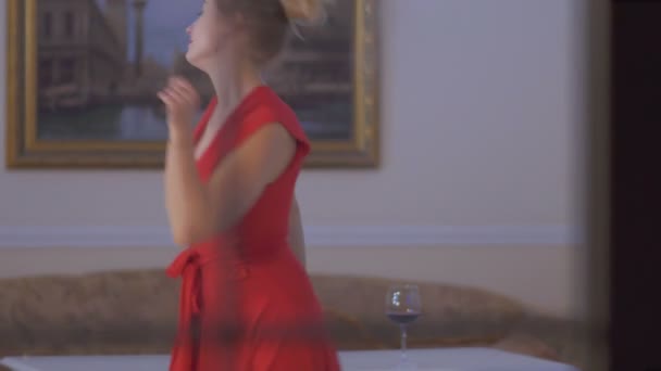 Hermosa mujer solitaria bailando en la habitación
 - Metraje, vídeo