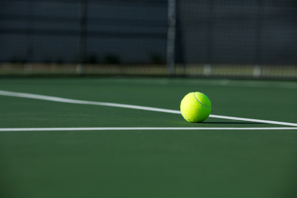piłka tenisowa na korcie - Zdjęcie, obraz