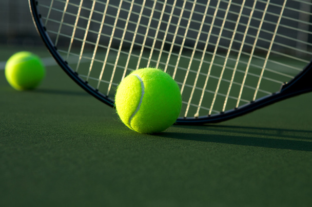 tenisový míček a raketa zblízka - Fotografie, Obrázek