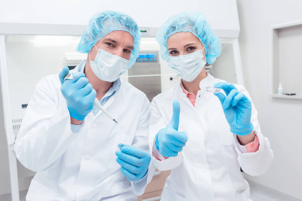 Dos científicos con herramientas posando en el laboratorio
 - Foto, Imagen
