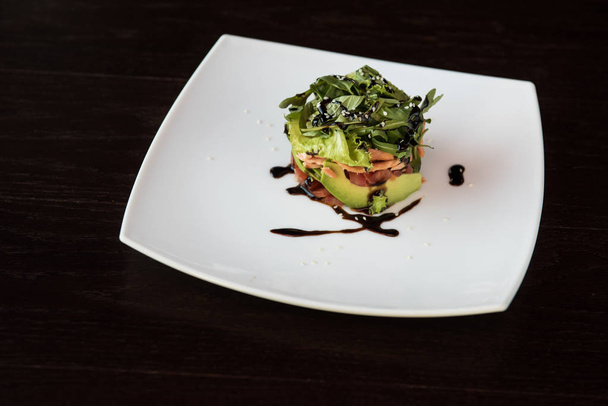 Salade van avocado Sla tomaat en zalm vissen - Foto, afbeelding