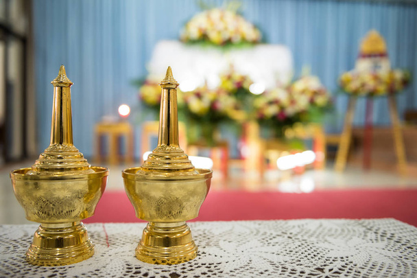 Kis arany réz váza edények pour víz fo-ázsiai buddhista hamvasztás vagy a temetési szertartás - Fotó, kép