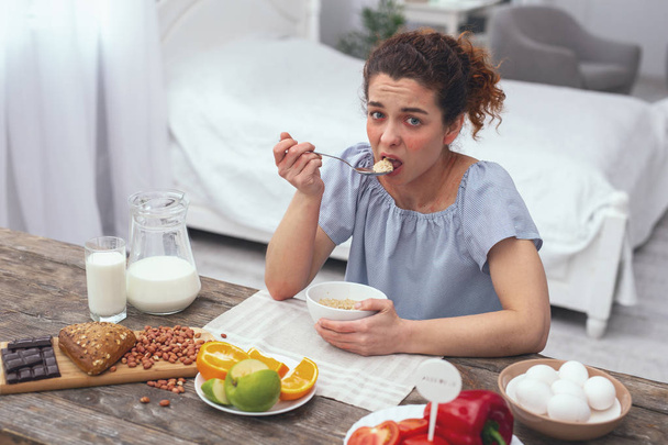 Young lady trying to eat healthy - Foto, afbeelding