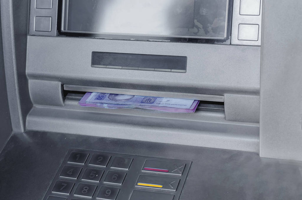 Банкомат серый металлик дает деньги
 - Фото, изображение