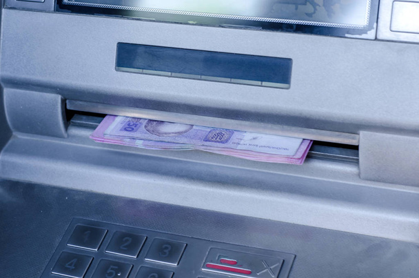 bancomat grigio metallico distribuisce denaro
 - Foto, immagini