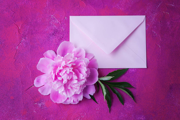 rosa Umschlag mit wunderschöner Pfingstrosenblume - Liebe liegt in der Luft - Foto, Bild