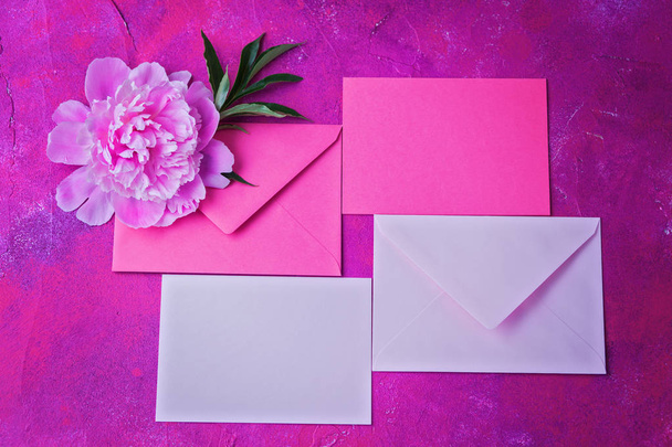 розовые конверты с красивым цветком пиона - любовь витает в воздухе
 - Фото, изображение