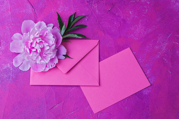 růžový obálky s krásné Pivoňka květ - láska je ve vzduchu - Fotografie, Obrázek