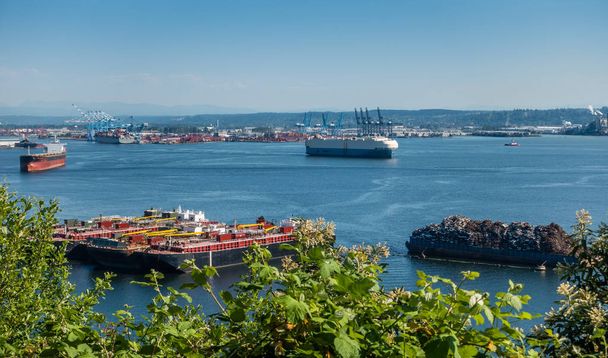 Navios entram e saem no movimentado Porto de Tacoma
. - Foto, Imagem