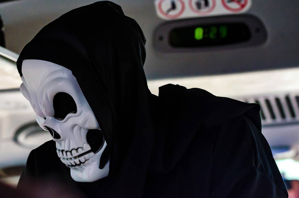 Πρόσωπο σε σκελετό μάσκα και μαύρη κουκούλα - Φωτογραφία, εικόνα
