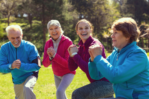 Liiallinen ikääntyneiden liikunta puistossa
 - Valokuva, kuva