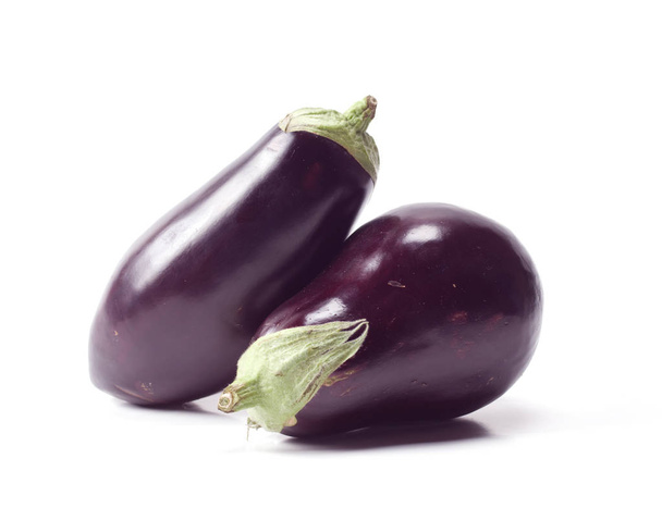 verse aubergines op witte achtergrond - Foto, afbeelding
