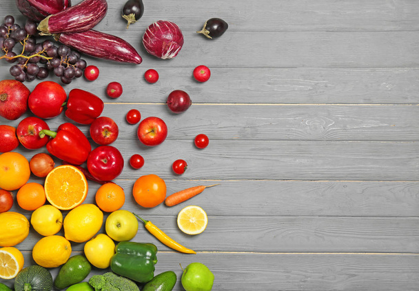 Rainbow composition with fresh vegetables and fruits on wooden background, flat lay - Valokuva, kuva