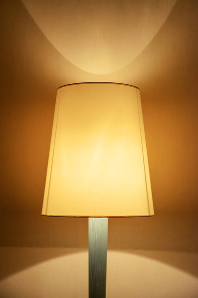Геометрические линии света и тени от напольного лампа в домашней обстановке
 - Фото, изображение