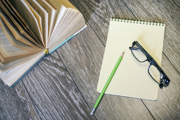 открытая книга, очки, блокнот для письма, карандаш
, - Фото, изображение