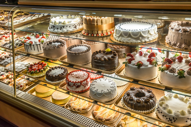 κέικ στην οθόνη σε μια ιταλική αρτοποιείο - Φωτογραφία, εικόνα