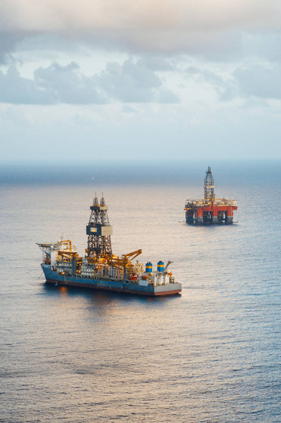 plataforma petrolífera en alta mar y buque de perforación de gas
 - Foto, imagen