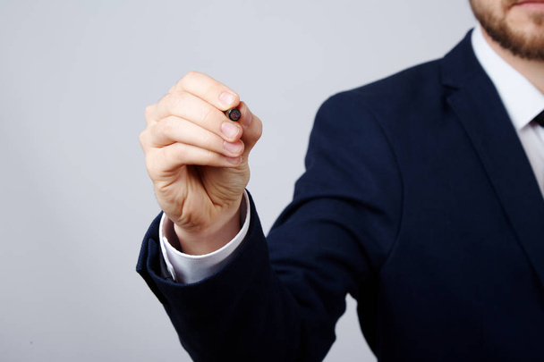 foto cortada de homem de negócios em terno preto mostrando mão
  - Foto, Imagem
