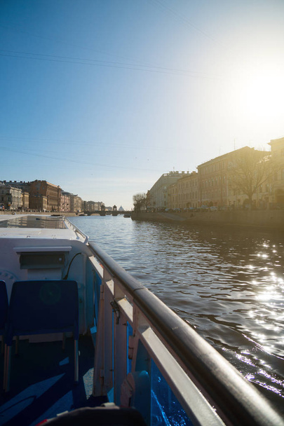 Excursions aquatiques le long des rivières et des canaux de Saint-Pétersbourg
. - Photo, image