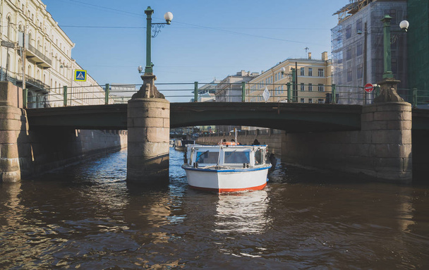 Woda wycieczki wzdłuż rzek i kanałów w Sankt Petersburgu - Zdjęcie, obraz