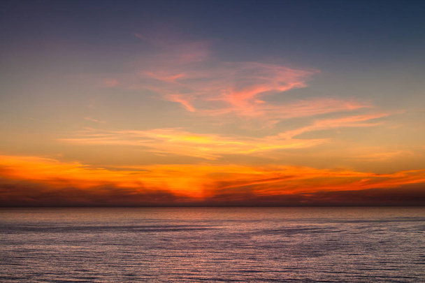 Beau coucher de soleil sur l'océan Pacifique depuis la côte de l'Oregon, États-Unis
 - Photo, image