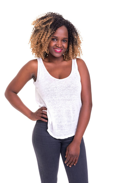 schöne junge Afrikanerin posiert isoliert auf weißem Hintergrund - Foto, Bild