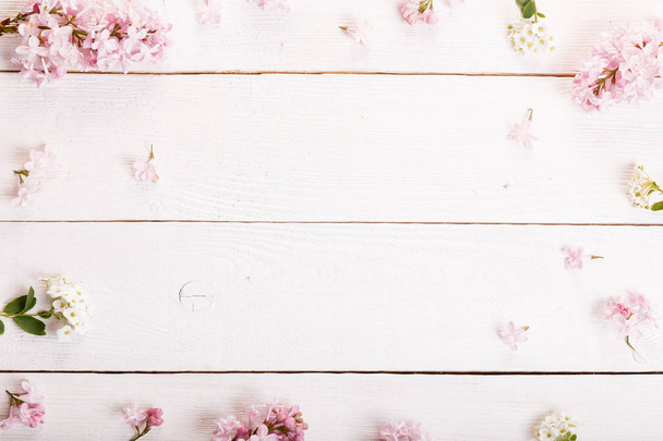 Feestelijke bloemcompositie op de witte achtergrond. Bovenaanzicht - Foto, afbeelding
