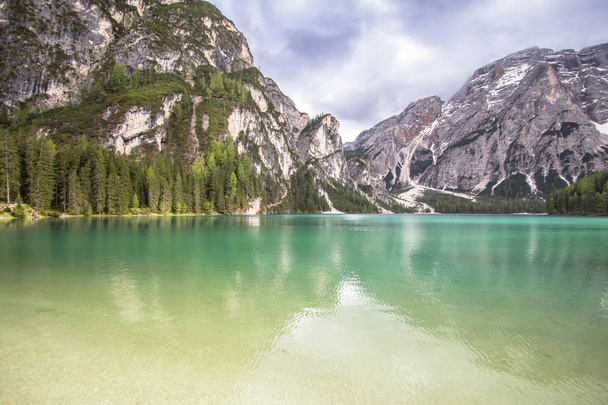 Jezioro Braies w Dolomity z mount Seekofel w tle, Włochy - Zdjęcie, obraz