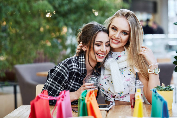 attractive young women with colorful shopping bags in cafe - Foto, immagini