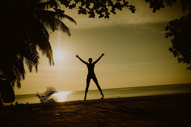 Addestramento flessibile delle donne su una spiaggia tropicale
 - Foto, immagini