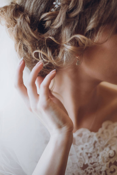 stylish bride hairstyle. happy bride getting ready in the morning, hair close up. - Foto, immagini