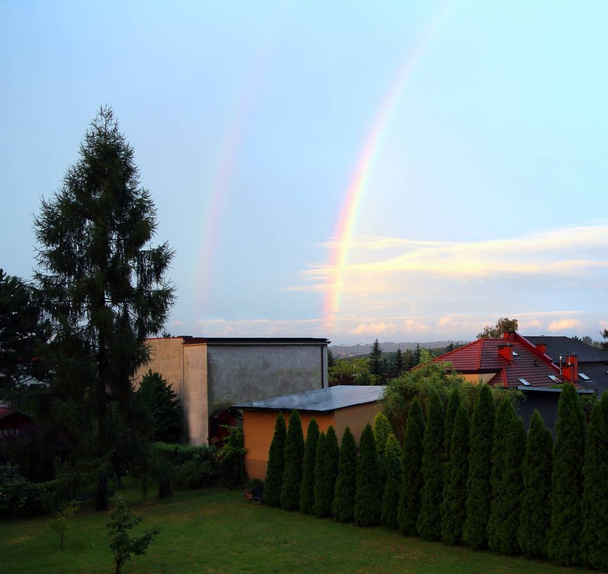 arco iris doble raro sobre la ciudad después de una fuerte tormenta de verano
 - Foto, Imagen