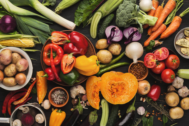 Куча свежих овощей на деревянном фоне с копировальным пространством
 - Фото, изображение