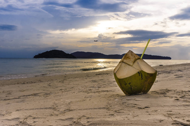 熱帯の砂浜でココナッツのカクテル - 写真・画像