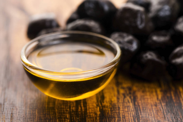 Primer plano de aceitunas negras y aceite de oliva - Foto, Imagen