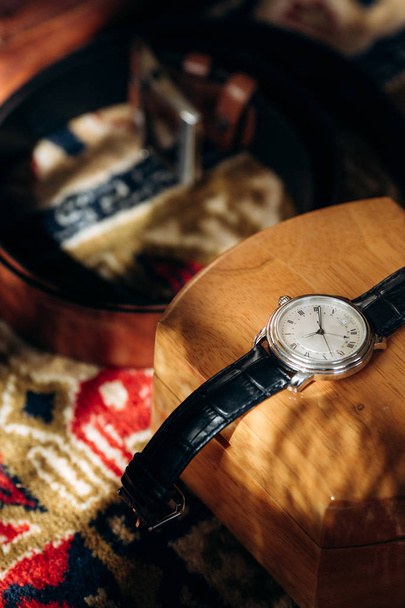 Zegarek Vintage czarne skórzane na etui drewnianym stylowe taśmowym, koncepcja strój pana młodego ślub - Zdjęcie, obraz