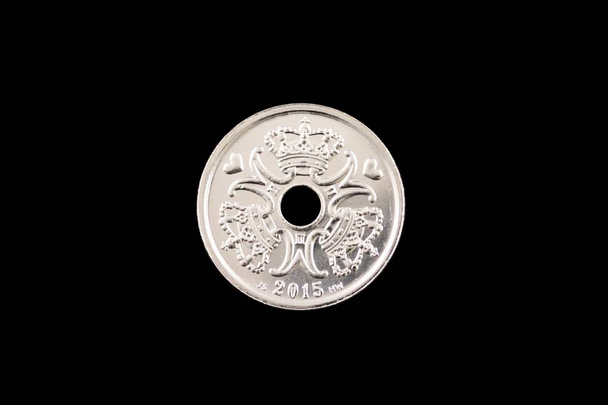 黒の背景に分離した銀 1 クローネ コインのイメージに近い - 写真・画像