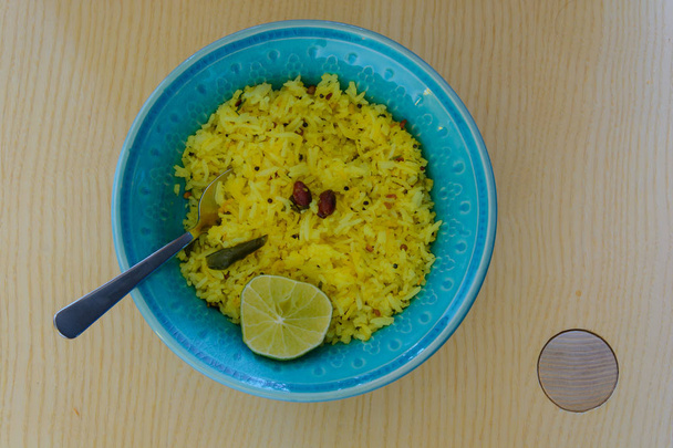 Лимонный рис в красочной керамической миске
 - Фото, изображение